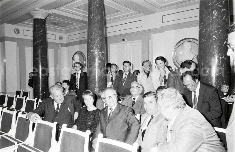 GDR image archive: Berlin - SPD - Chairman Willy Brandt on a guided tour and city tour at the Schauspielhaus at the Gendarmenmarkt in the district Mitte in Berlin, the former capital of the GDR, German Democratic Republic