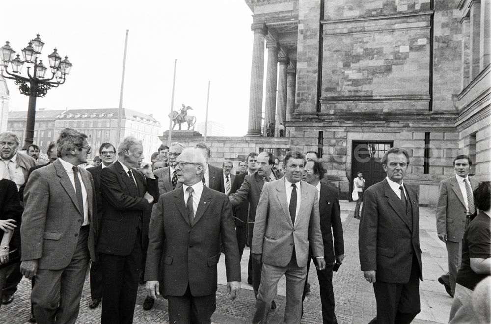 GDR photo archive: Berlin - SPD - Chairman Willy Brandt on a guided tour and city tour at the Schauspielhaus at the Gendarmenmarkt in the district Mitte in Berlin, the former capital of the GDR, German Democratic Republic