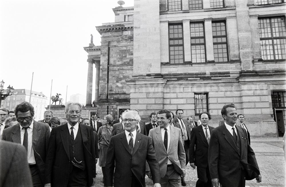 GDR picture archive: Berlin - SPD - Chairman Willy Brandt on a guided tour and city tour at the Schauspielhaus at the Gendarmenmarkt in the district Mitte in Berlin, the former capital of the GDR, German Democratic Republic