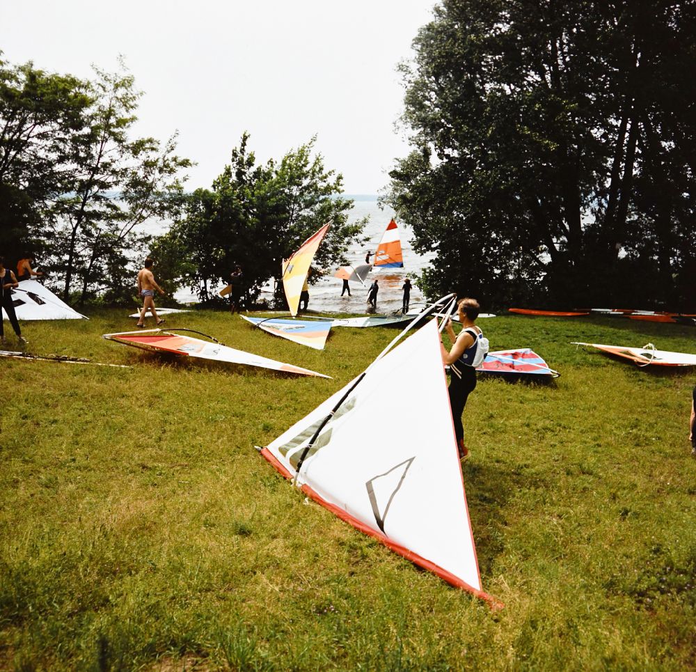GDR picture archive: Berlin - Windsurfers during windsurfing on the Mueggelsee lake in Friedrichshagen in Eastberlin on the territory of the former GDR, German Democratic Republic