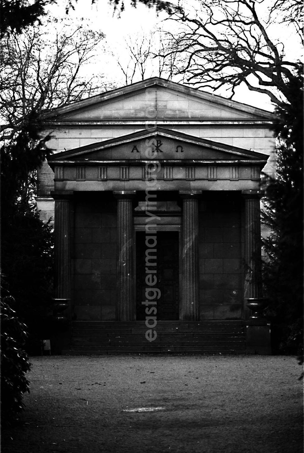 GDR picture archive: Charlottenburg / Berlin - Mausoleum der Preußenkönige im Schloßpark Charlottenburg (Berlin) 6.12.1990 Winkler Umschlag Nr.:152
