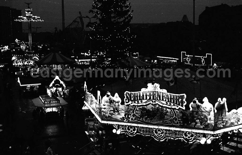GDR image archive: Mitte / Berlin - Weihnachtsmarkt am Alexanderplatz in Berlin 3.12.1990 Winkler Umschlag Nr. :15