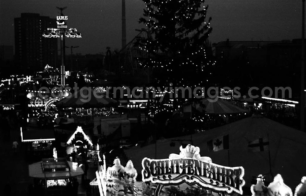GDR photo archive: Mitte / Berlin - Weihnachtsmarkt am Alexanderplatz in Berlin 3.12.1990 Winkler Umschlag Nr. :15