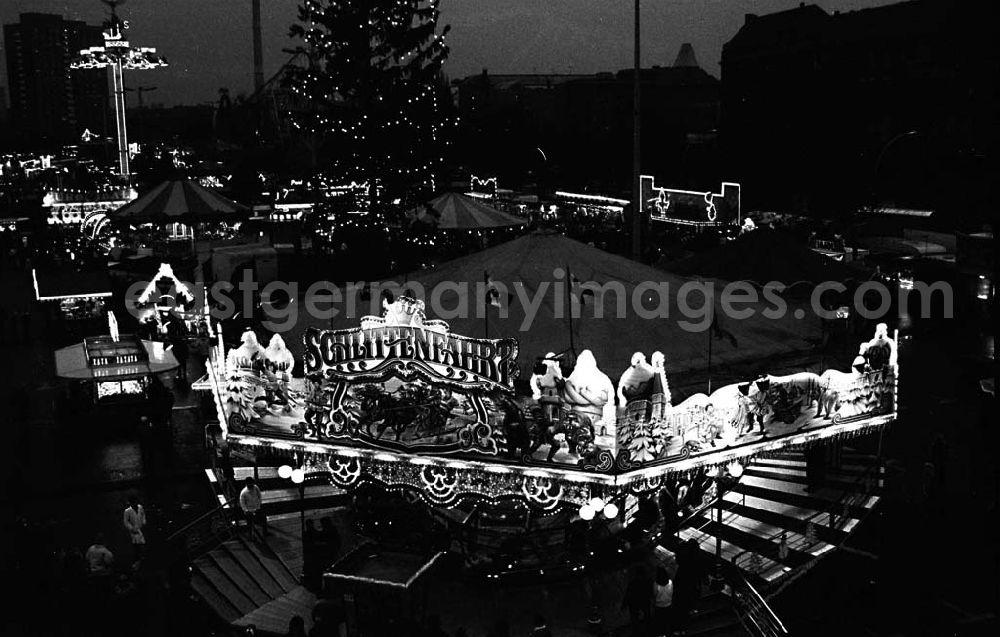 GDR picture archive: Mitte / Berlin - Weihnachtsmarkt am Alexanderplatz in Berlin 3.12.1990 Winkler Umschlag Nr. :15
