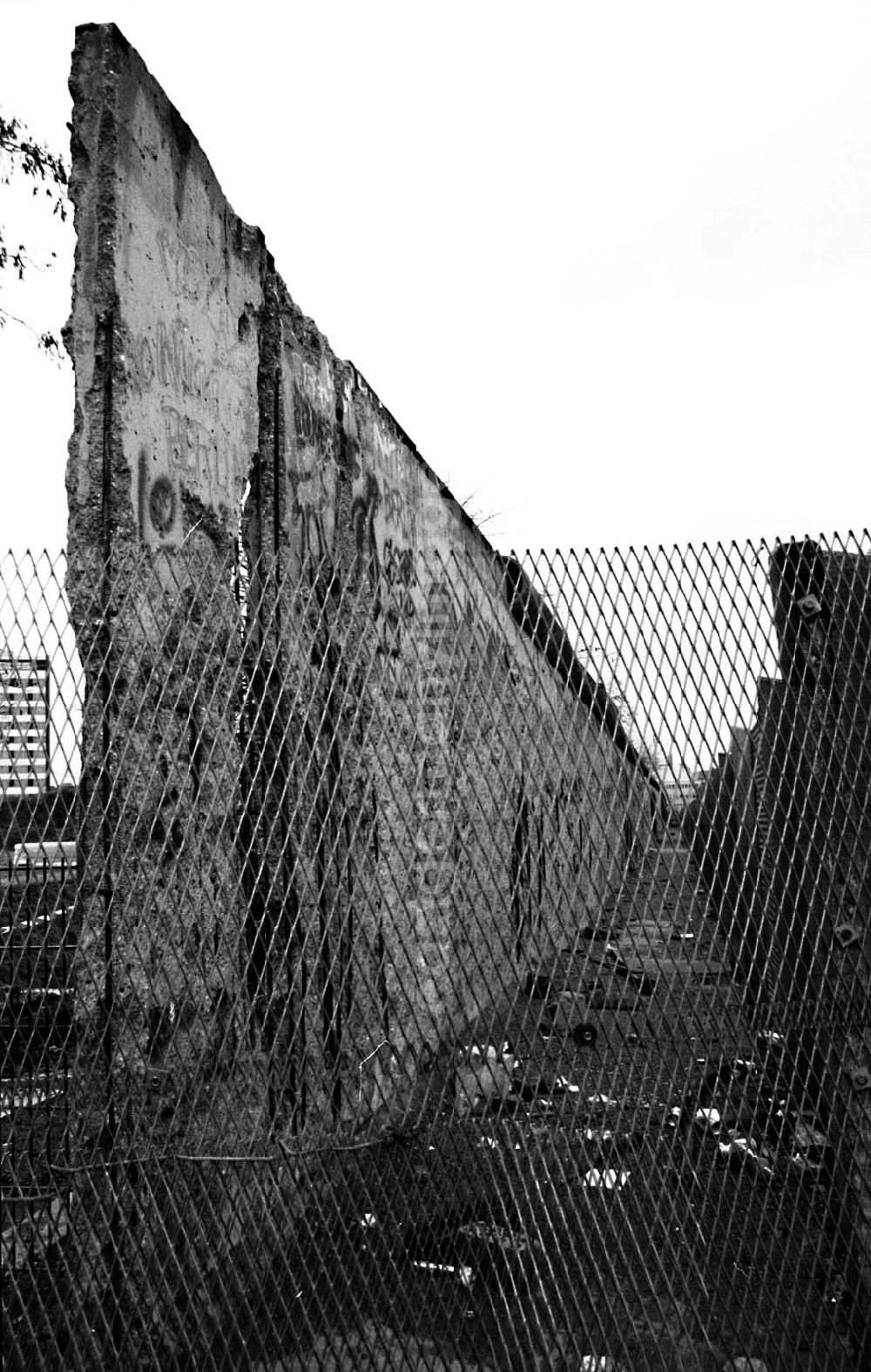 GDR image archive: Mitte / Berlin - Schillingbrücke Mauer Niederkirschnerstr. 4.12.1990 Winkler Umschlag Nr.:15