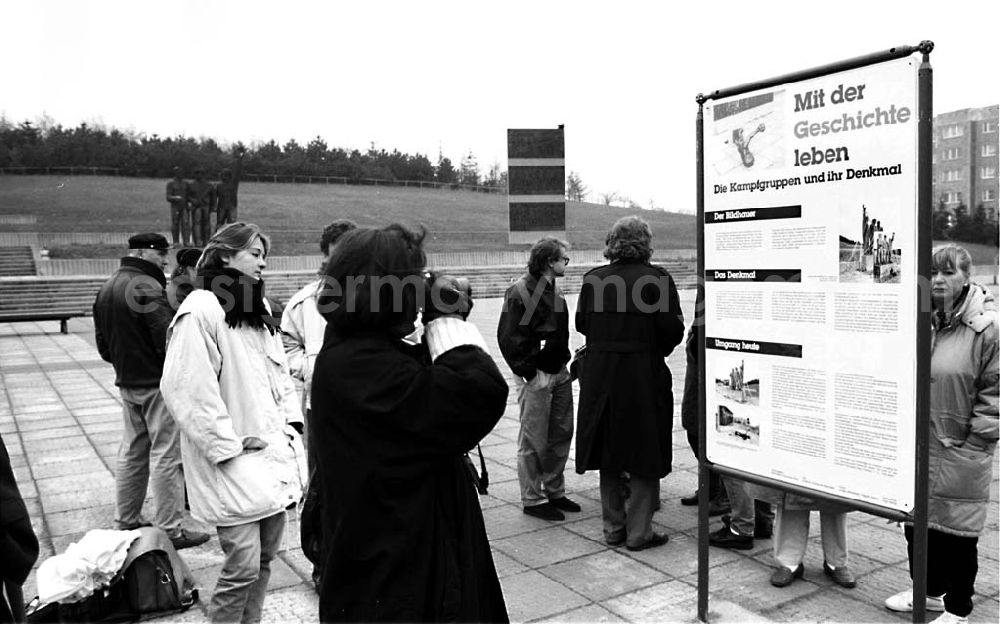 Berlin: Tafel am Kampfgruppen- Denkmal enthüllt 7.12.199