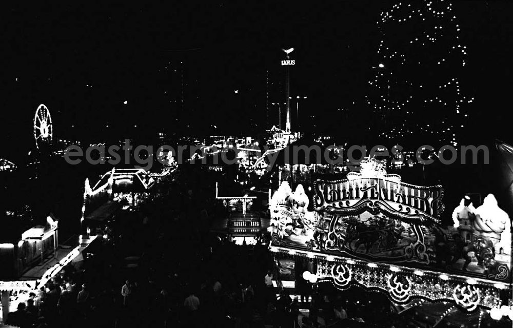 GDR photo archive: Mitte / Berlin - Berliner Weihnachtsmarkt am Alexanderplatz / Mitte 2.12.1990 Winkler Umschlag Nr.:15