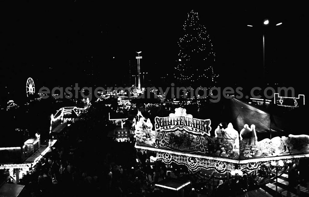 GDR picture archive: Mitte / Berlin - Berliner Weihnachtsmarkt am Alexanderplatz / Mitte 2.12.1990 Winkler Umschlag Nr.:15