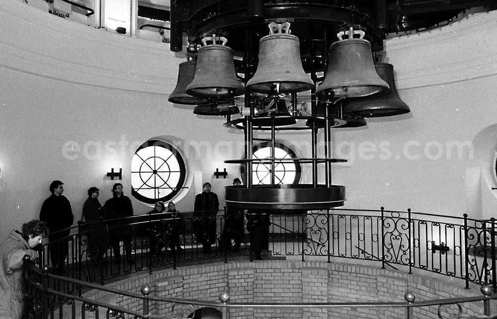 GDR picture archive: Berlin - Glockenspiel am französischen Dom / Berlin Blick in den Turm 2.01.199