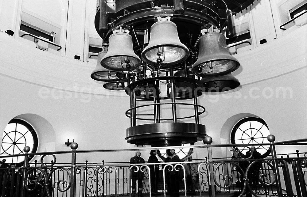 Berlin: Glockenspiel am französischen Dom / Berlin Blick in den Turm 2.01.199