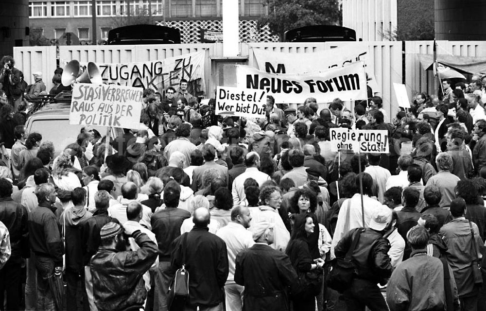 Lichtenberg / Berlin: Demo in der Normannenstraße.(Lichtenberg / Berlin), ehemaliges Stasi-Gebäude 5.09.199