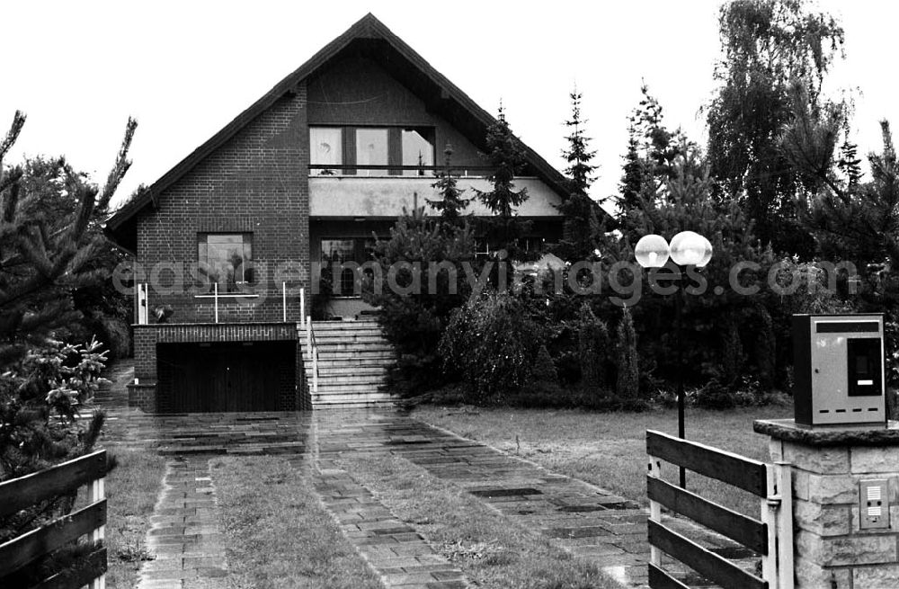 GDR photo archive: Berlin - Alt-Karow - Haus von Johannes Markus Meckel, ehemaliger Außenminister der DDR von März bis Oktober 1990, in Alt-Karow bei Berlin 7.09.199