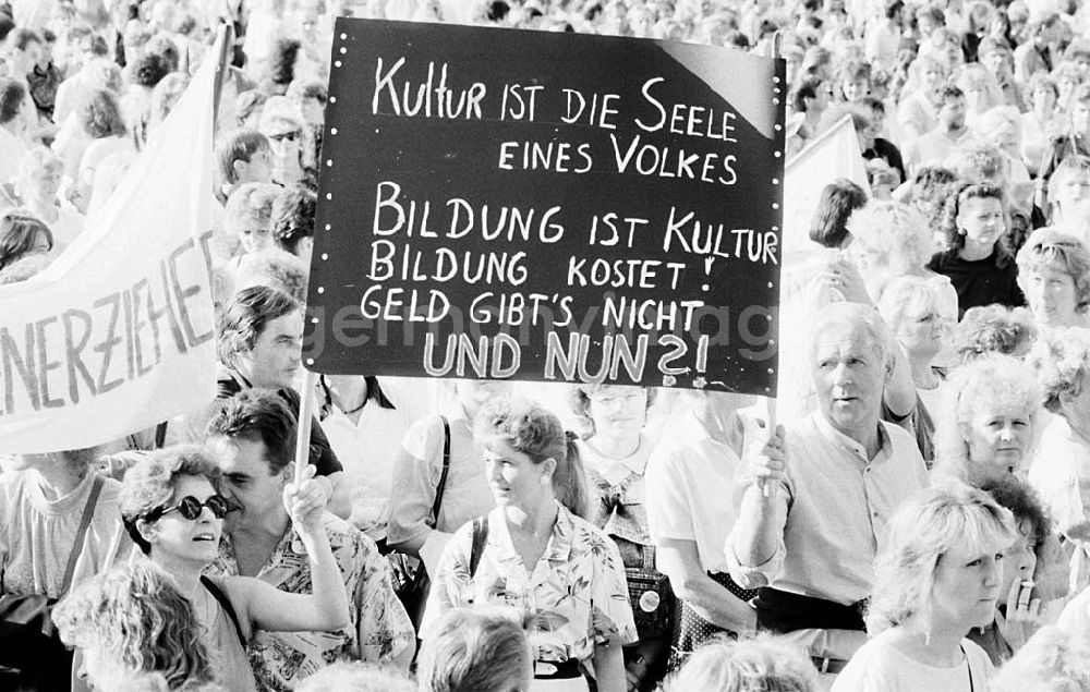 GDR image archive: Berlin - Mitte - Lehrerdemo vor dem Roten Rathaus / Berlin - Mitte 3.09.199