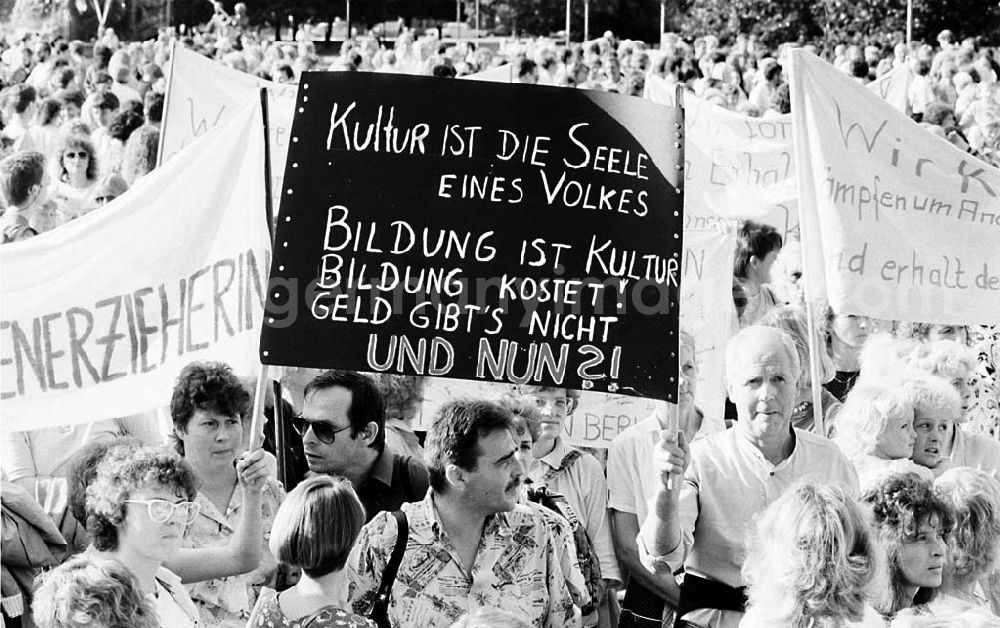 GDR photo archive: Berlin - Mitte - Lehrerdemo vor dem Roten Rathaus / Berlin - Mitte 3.09.199
