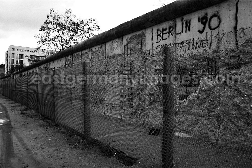 GDR picture archive: Berlin - Mitte - Schillingbrücke Mauer Niederkirschnerstr. in Berlin / Mitte 4.12.1990 Winkler Umschlag Nr.:15