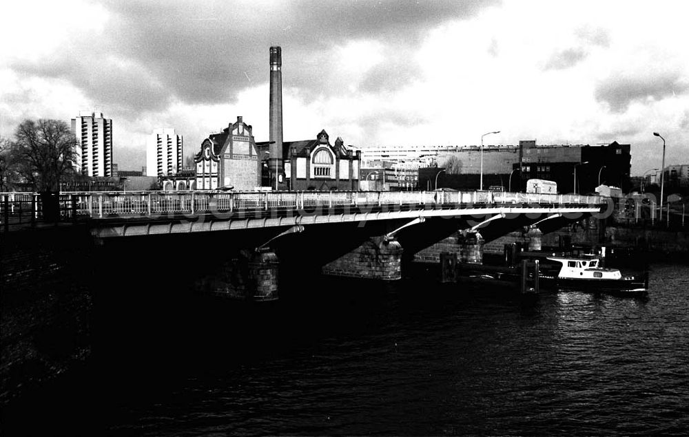 Berlin - Mitte: Schillingbrücke Mauer Niederkirschnerstr. in Berlin / Mitte 4.12.1990 Winkler Umschlag Nr.:15