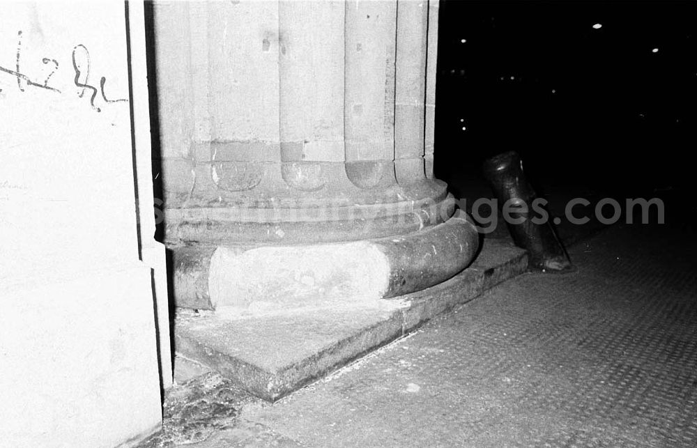 GDR photo archive: Berlin - Mitte - Beschädigtes Segment am Brandenburger Tor (Berlin-Mitte) 4.01.199