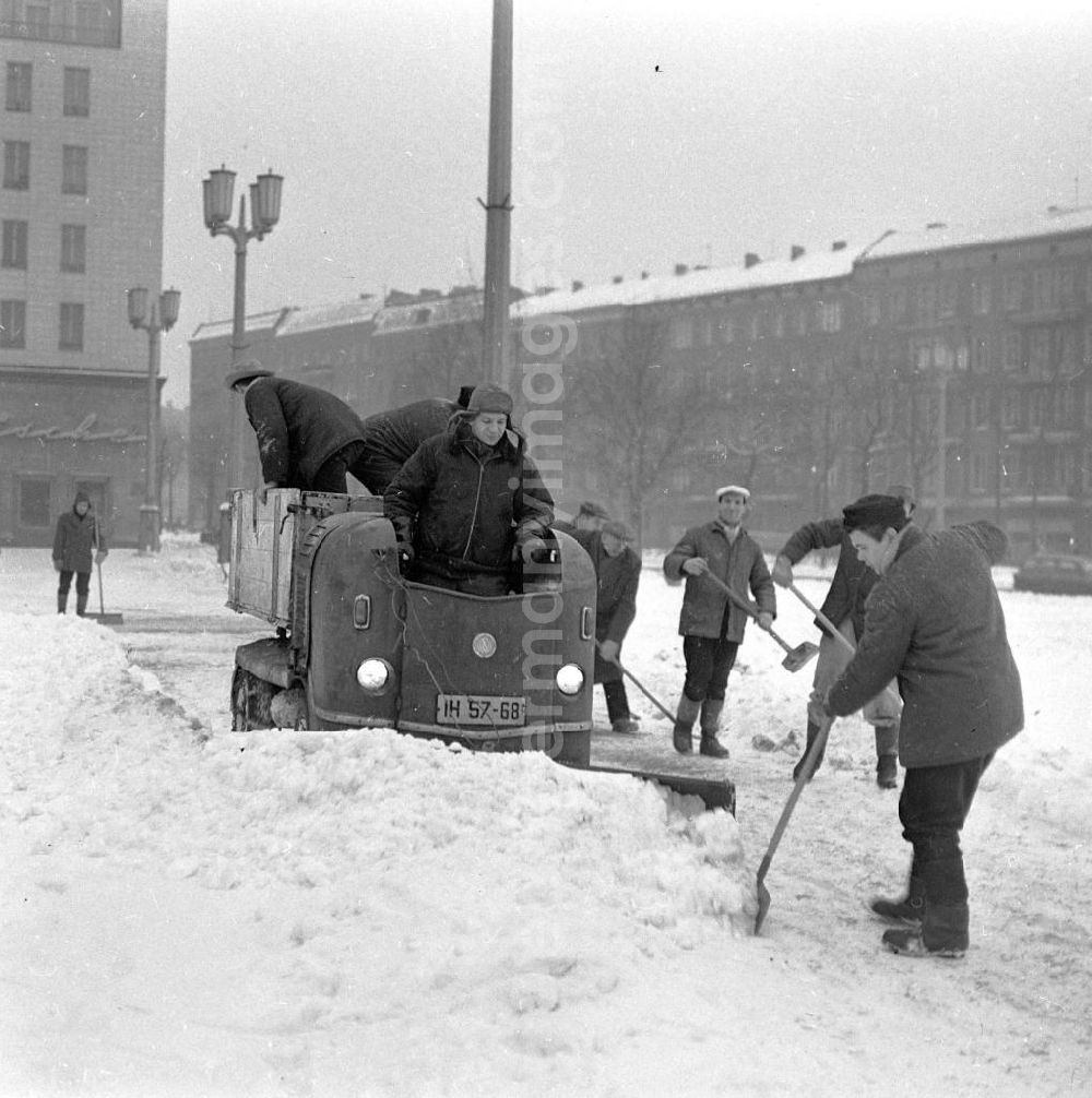 GDR picture archive: Berlin - Winterdienst / Räumdienst bei der Arbeit. Eidechse als Schneeräumgerät auf den Gehwegen am Frankfurter Tor.
