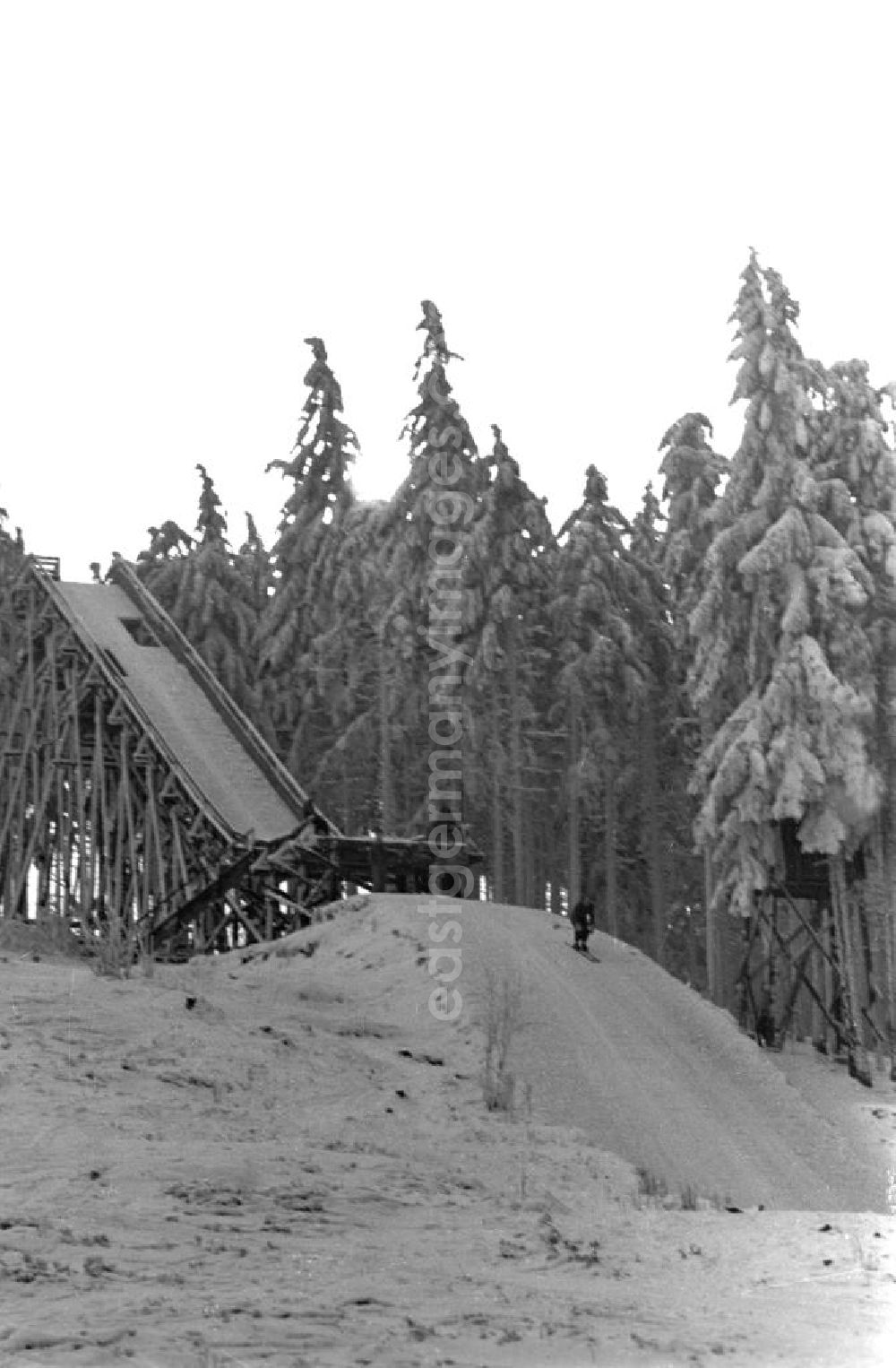 GDR picture archive: Ilmenau - Skispringen auf einer Sprungschanze im Thüringer Wald.