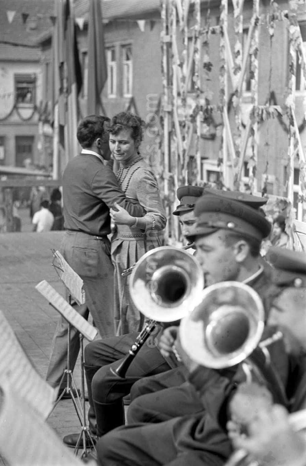 GDR image archive: Freyburg - Zum Winzerfest in Freyburg an der Unstrut tanzt ein Paar zur Musik der sowjetischen Blaskapelle.
