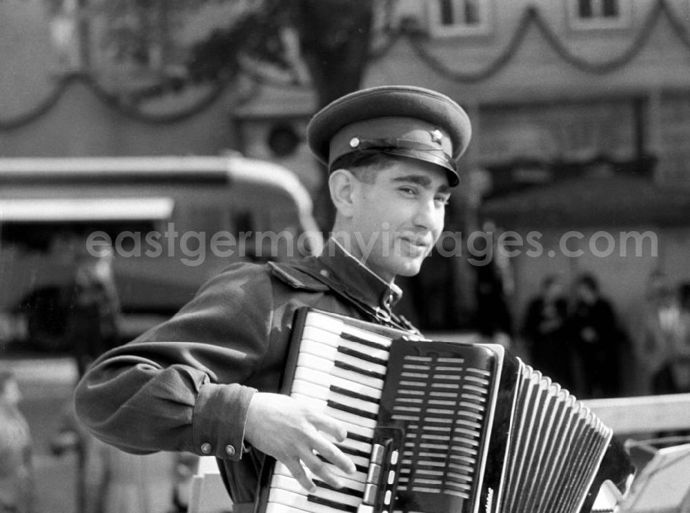 GDR photo archive: Freyburg - Zum Winzerfest in Freyburg an der Unstrut spielt ein Soldat der Sowjetarmee auf einem deutschen Weltmeister-Akkordeon der Firma Harmona.