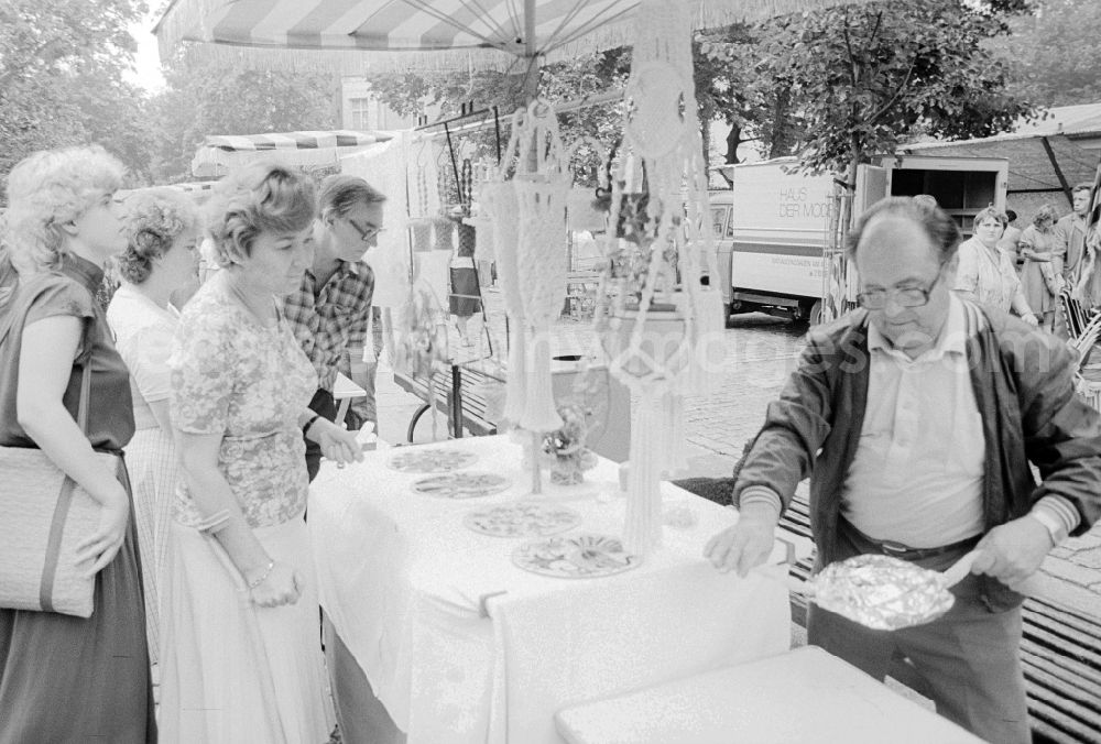 GDR image archive: Berlin - Customers in a sales state for macrame products at the weekly market on the place Askona in Berlin, the former capital of the GDR, German democratic republic