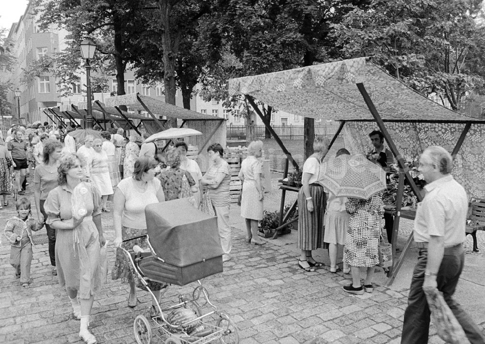 GDR picture archive: Berlin - Local resident and visitor at the weekly market on the place Askona in Berlin, the former capital of the GDR, German democratic republic