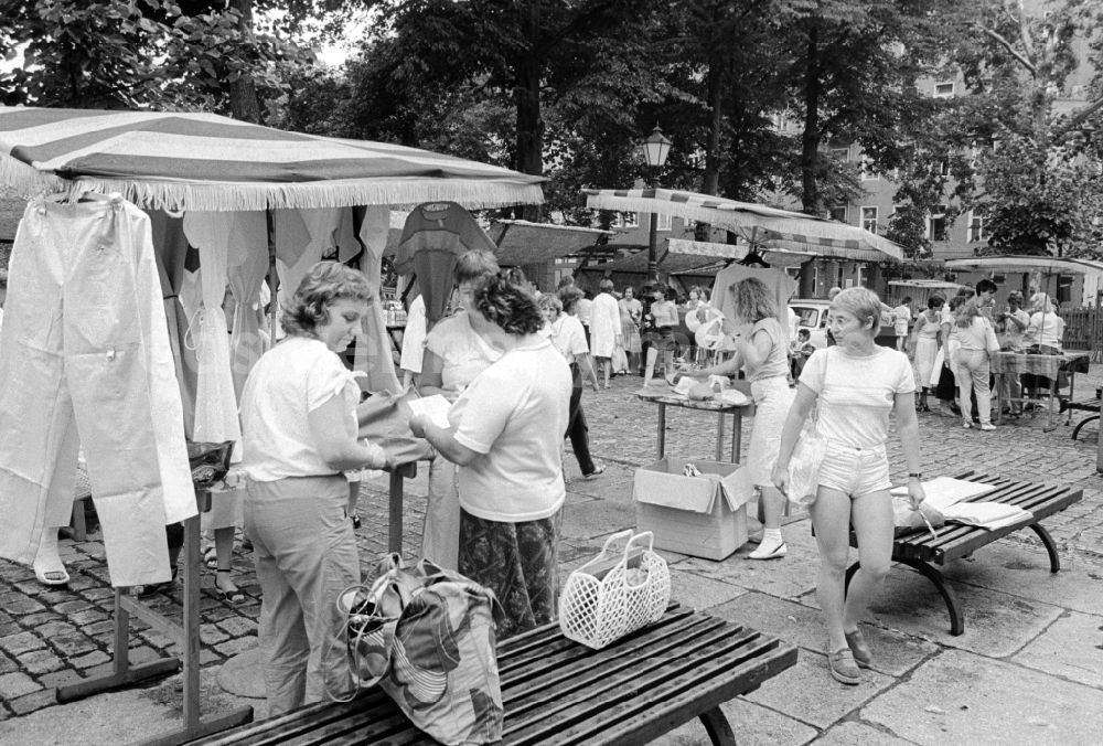 GDR image archive: Berlin - Weekly market on the place Askona in Berlin, the former capital of the GDR, German democratic republic