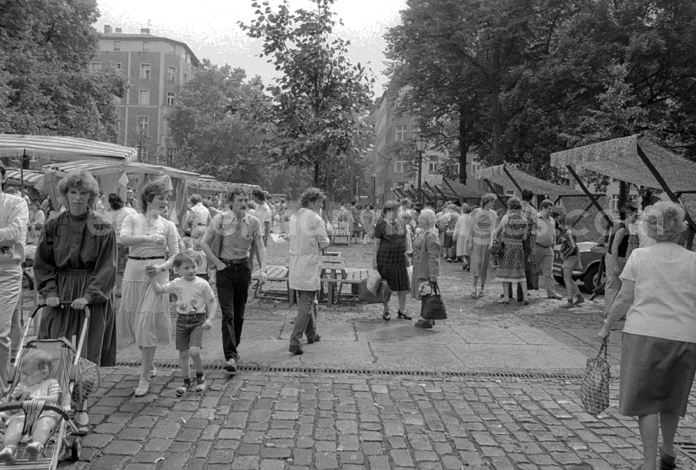GDR photo archive: Berlin - Weekly market on the place Askona in Berlin, the former capital of the GDR, German democratic republic