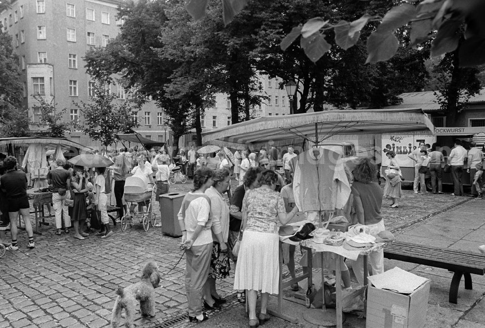 GDR picture archive: Berlin - Weekly market on the place Askona in Berlin, the former capital of the GDR, German democratic republic