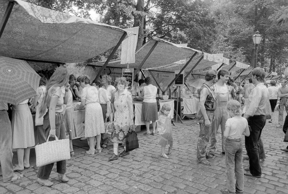 GDR image archive: Berlin - Weekly market on the place Askona in Berlin, the former capital of the GDR, German democratic republic