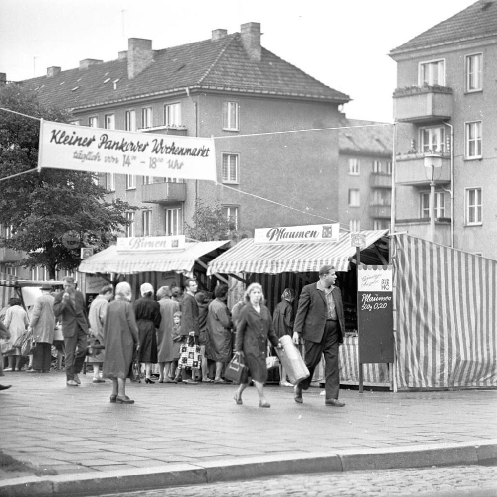 GDR picture archive: Berlin - Obst - Sonderverkaufsstände in der Tucholskystr auf dem Kleinen Pankower Wochemarkt / Markt. Anwohner beim Einkaufen.