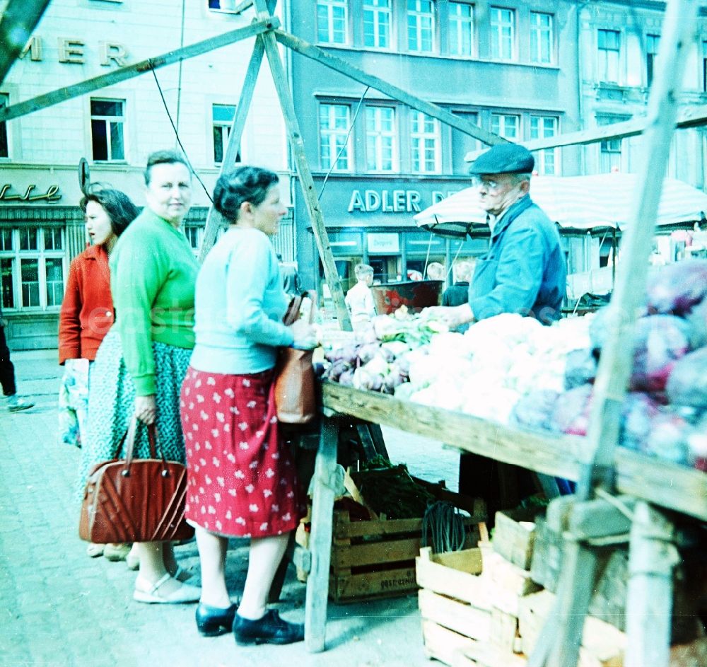 GDR image archive: Schlettau - Weekly market / fruit state and vegetable state on the marketplace in the city centre in Schlettau in the federal state Saxony in the area of the former GDR, German democratic republic