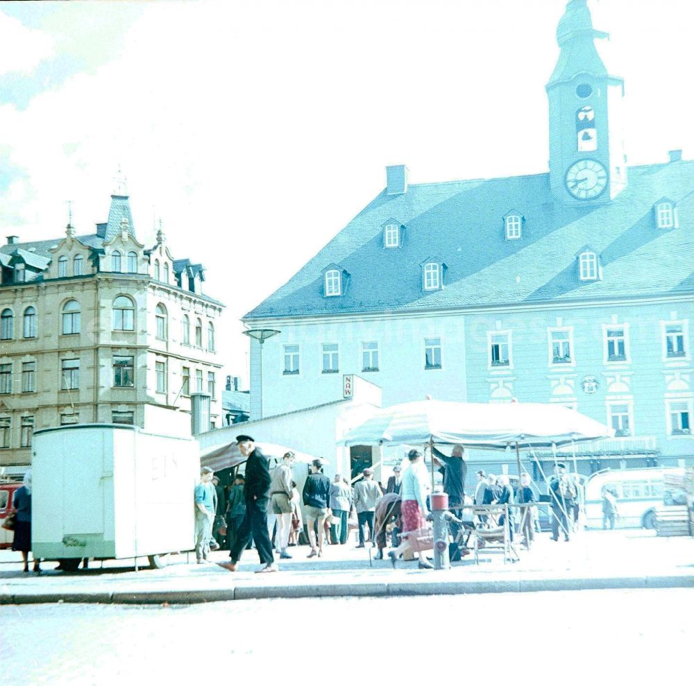 GDR photo archive: Schlettau - Weekly market / fruit state and vegetable state on the marketplace in the city centre in Schlettau in the federal state Saxony in the area of the former GDR, German democratic republic