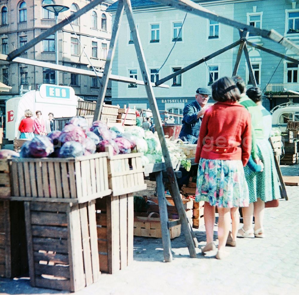 GDR picture archive: Schlettau - Weekly market / fruit state and vegetable state on the marketplace in the city centre in Schlettau in the federal state Saxony in the area of the former GDR, German democratic republic
