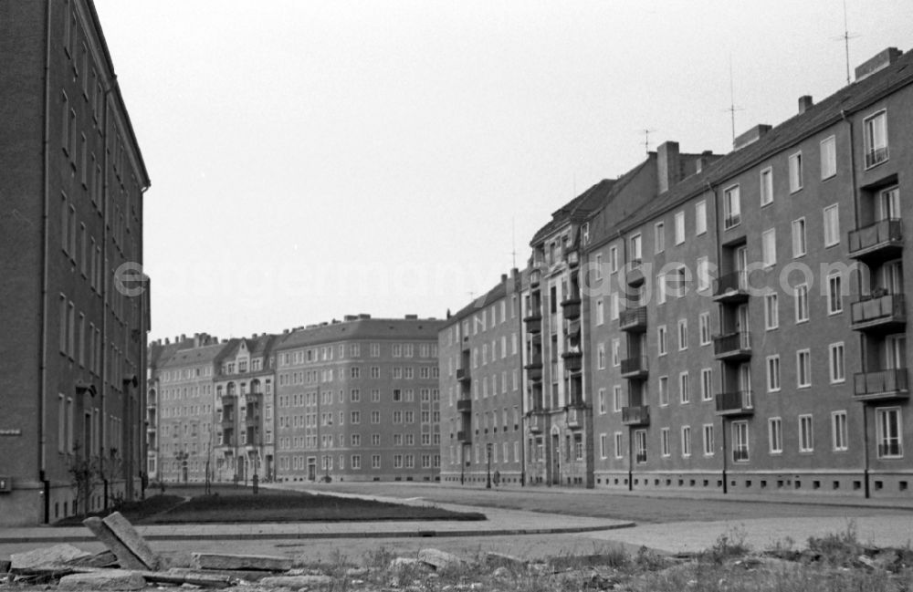 GDR picture archive: Dresden - Residential buildings on Laubestrasse in the Striesen district in Dresden in the state Saxony on the territory of the former GDR, German Democratic Republic