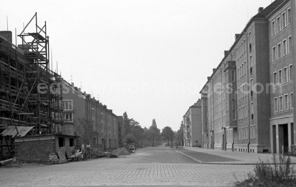 GDR image archive: Dresden - Residential buildings on Mueller-Berset-Strasse in the Striesen district in Dresden in the state Saxony on the territory of the former GDR, German Democratic Republic