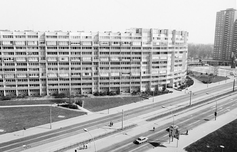GDR photo archive: Berlin - Residential block / S. - block, also queue called in the Landsberger avenue in the district Friedrich's grove in Berlin, the former capital of the GDR, German democratic republic