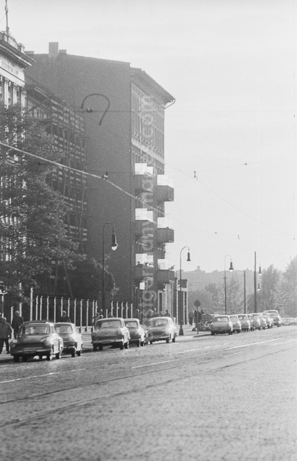 GDR picture archive: Berlin - Apartment blocks at the Bornholmer street in Berlin, the former capital of the GDR, German Democratic Republic