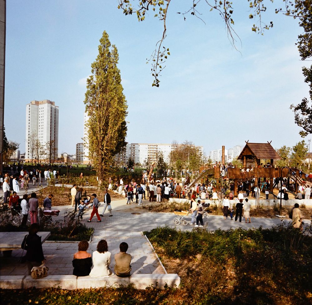 GDR image archive: Berlin - Visitors during residential area festival in the residential area and the park area Ernst-Thaelmann-Park Prenzlauer Berg in Berlin Eastberlin on the territory of the former GDR, German Democratic Republic