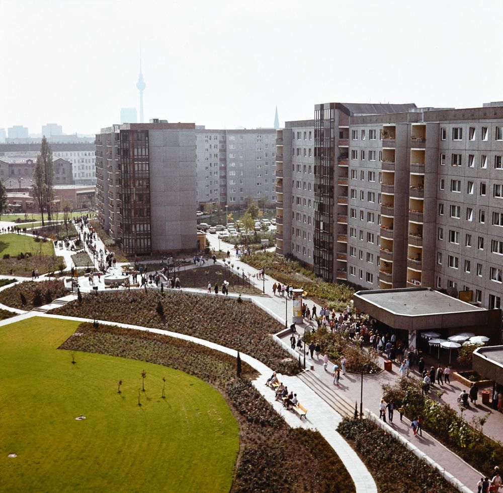 GDR image archive: Berlin - Residential area and park Ernst-Thaelmann-Park Prenzlauer Berg in Berlin Eastberlin on the territory of the former GDR, German Democratic Republic