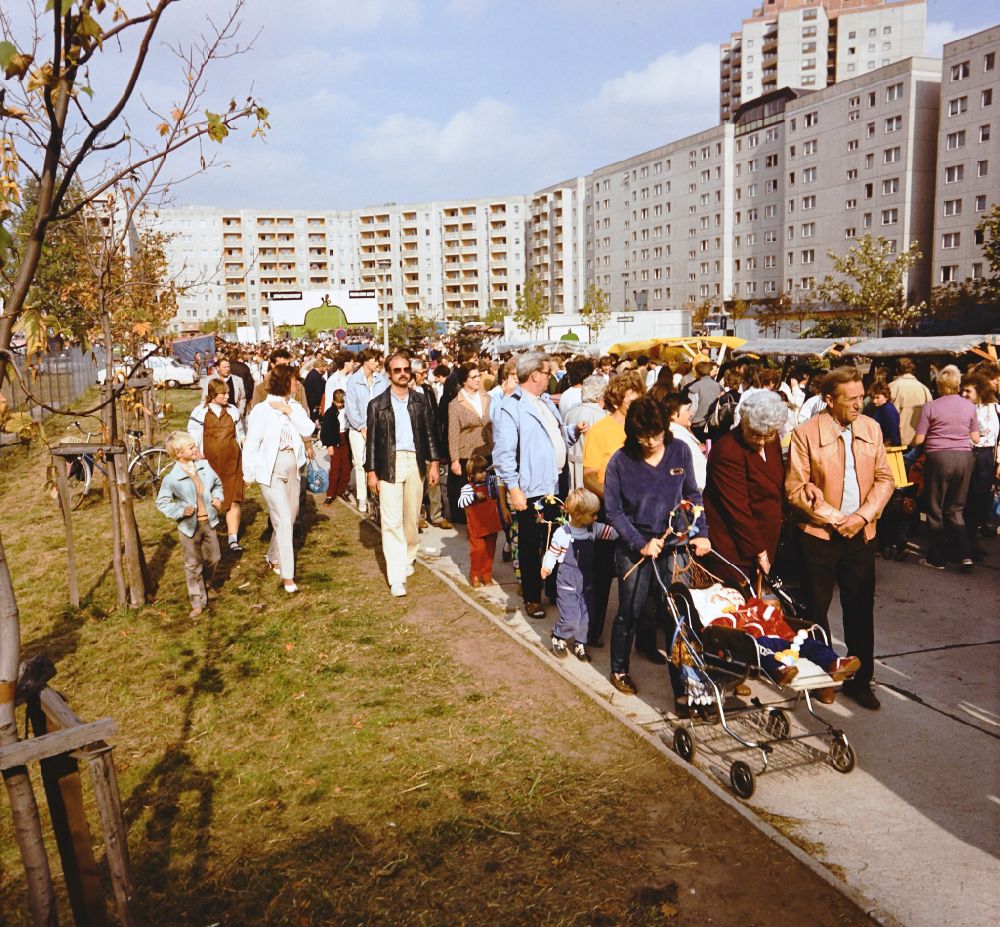 GDR photo archive: Berlin - Visitors during residential area festival in the residential area and the park area Ernst-Thaelmann-Park Prenzlauer Berg in Berlin Eastberlin on the territory of the former GDR, German Democratic Republic