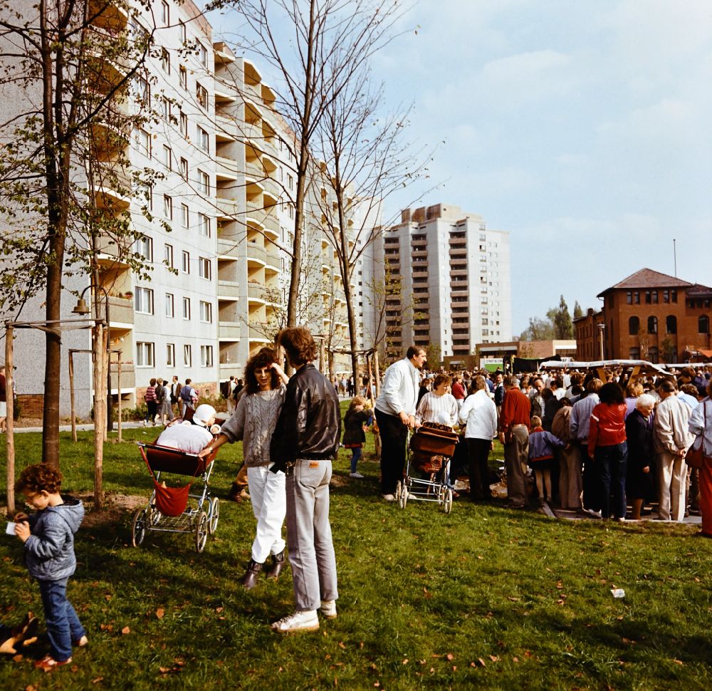 GDR picture archive: Berlin - Visitors during residential area festival in the residential area and the park area Ernst-Thaelmann-Park Prenzlauer Berg in Berlin Eastberlin on the territory of the former GDR, German Democratic Republic