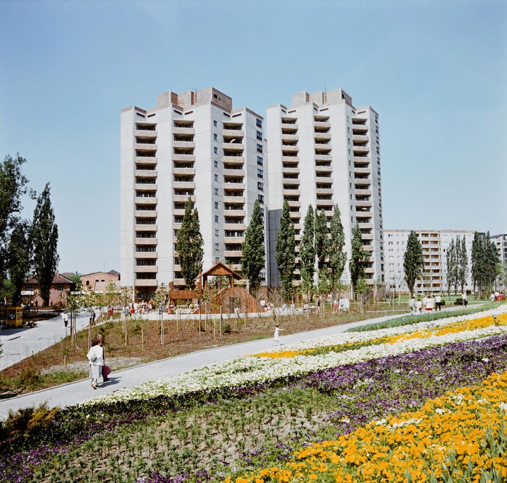 GDR picture archive: Berlin - Park Ernst-Thaelmann-Park Prenzlauer Berg with flower beds and playground in Berlin East Berlin on the territory of the former GDR, German Democratic Republic