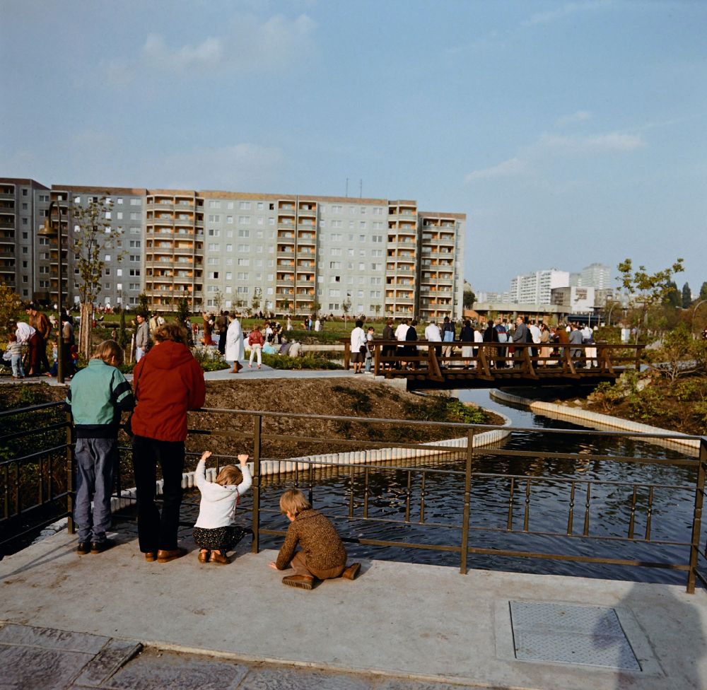 GDR photo archive: Berlin - Visitors at the pond during residential area festival in the residential area and the park area Ernst-Thaelmann-Park Prenzlauer Berg in Berlin Eastberlin on the territory of the former GDR, German Democratic Republic
