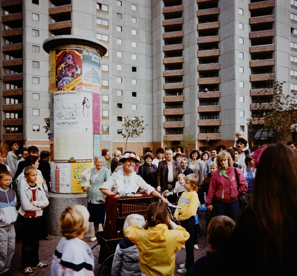 GDR picture archive: Berlin - Visitors during residential area festival in the residential area and the park area Ernst-Thaelmann-Park Prenzlauer Berg in Berlin Eastberlin on the territory of the former GDR, German Democratic Republic