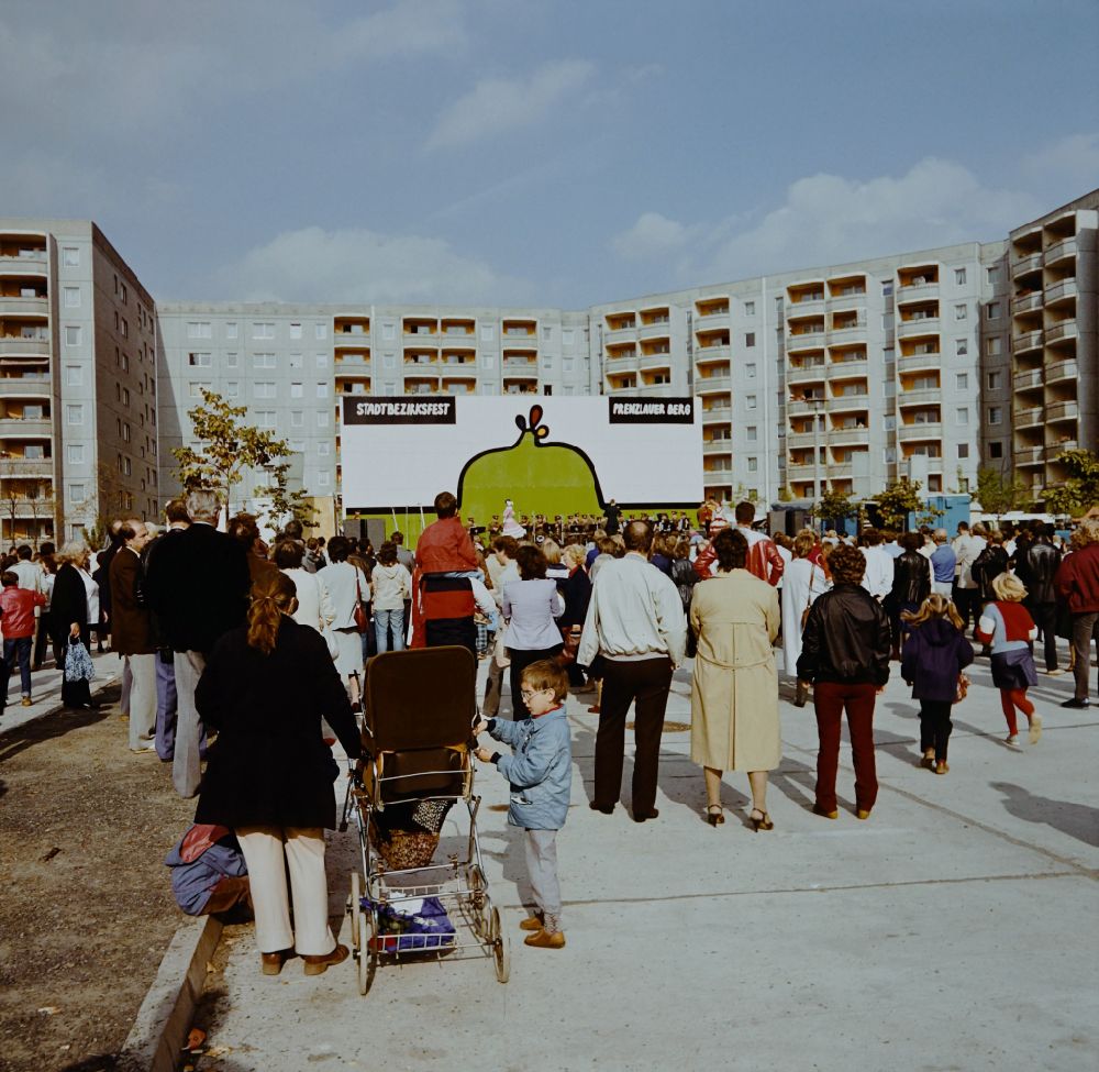 GDR photo archive: Berlin - Visitors during residential area festival in the residential area and the park area Ernst-Thaelmann-Park Prenzlauer Berg in Berlin Eastberlin on the territory of the former GDR, German Democratic Republic