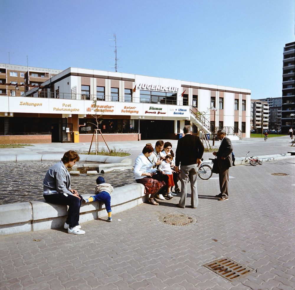 GDR photo archive: Berlin - Play fountain, youth club and post office on the Matenzeile in Hohenschoenhausen Eastberlin on the territory of the former GDR, German Democratic Republic