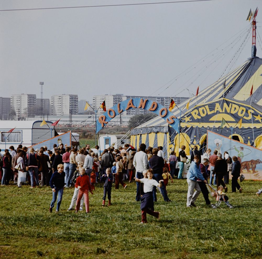 GDR photo archive: Berlin - Circus Rolandos at the 1st residential area festival in the Hellersdorf district of East Berlin on the territory of the former GDR, German Democratic Republic