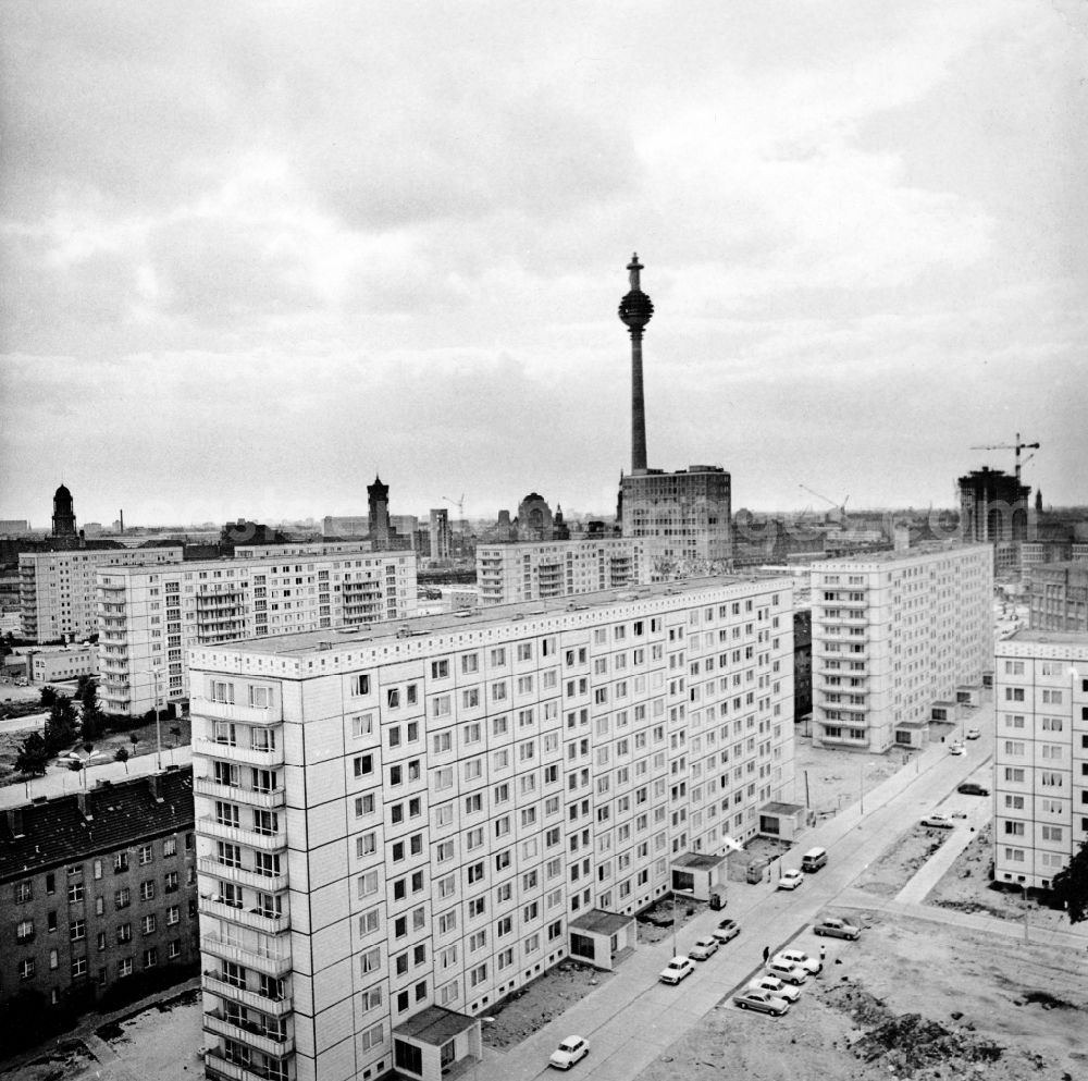 Berlin: Residential or multi-family homes and the currently under construction TV tower in Berlin-Mitte. Bestmögliche Qualität nach Vorlage!